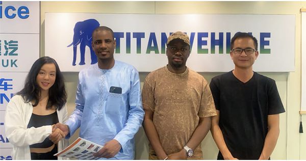 Clientes de Tanzania visitaron Titan para adquirir un camión cisterna de combustible diésel de 30.000 litros.