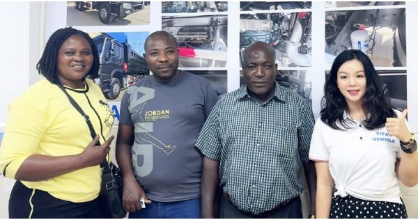 Clientes de Uganda visitaron Titan para adquirir un semirremolque de plataforma de 40 pies