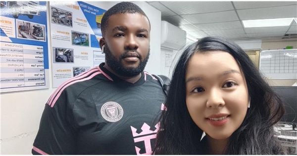 Un cliente del Congo visita TITAN para comprar un remolque plegable de cuello de cisne