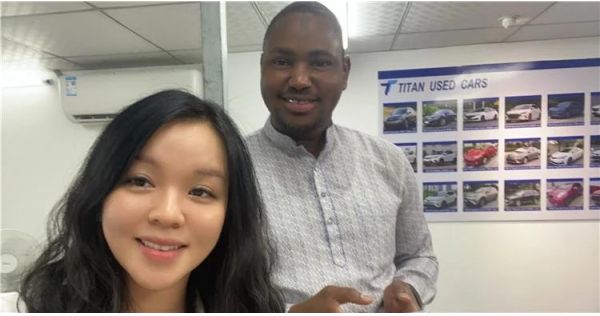 Cliente de Ghana visitó TITAN y compró un remolque de plataforma de 4 ejes