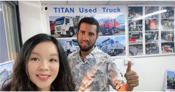 Cliente de Senegal visita TITAN para adquirir un remolque basculante de 4 ejes