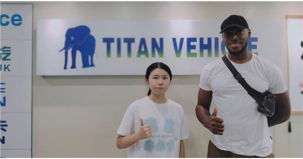 Cliente de Tanzania visita TITAN para un remolque de plataforma plana de 4 ejes