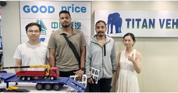 Clientes filipinos visitan TITAN para remolque de plataforma plana de 3 ejes