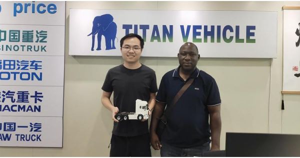Cliente ghanés viene a TITAN para comprar remolque de cama baja