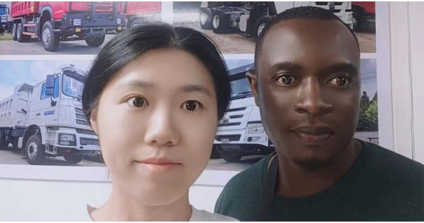 Cliente de Angola visita TITAN para comprar un remolque de cama semirrebajada