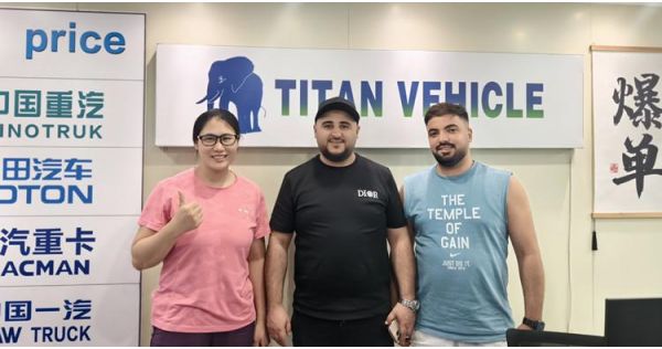 Clientes de Arabia Saudita visitan TITAN para comprar un remolque para petrolero