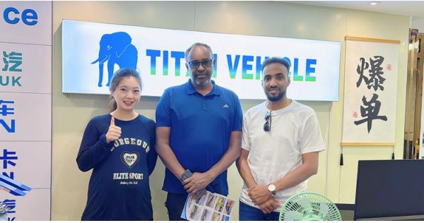 Clientes de Namibia visitan TITAN para comprar un remolque de plataforma baja