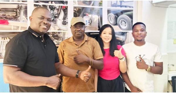 Clientes de Uganda visitaron Titan para adquirir un semirremolque de plataforma