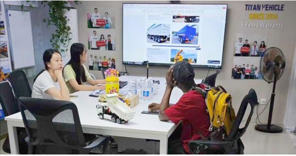 Cliente senegalés visita TITAN para comprar remolque de descarga de 4 ejes