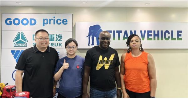 Cliente de Guinea visitó TITAN para adquirir un remolque de cuello de cisne desmontable