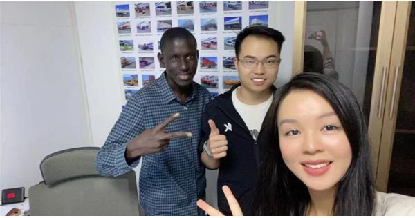 Un cliente senegalés visita TITAN para comprar un camión cisterna de cemento.