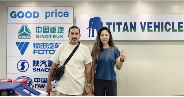 Clientes de Sierra Leona visitan TITAN para comprar un remolque volquete de 4 ejes