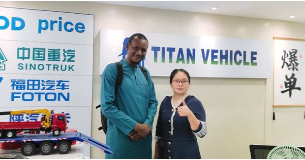Un cliente jamaicano visitó TITAN para comprar un remolque de cuello de cisne desmontable.