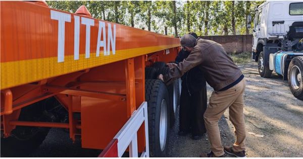 Un cliente de Kenia acudió a TITAN para comprar un remolque de plataforma plana de 4 ejes.