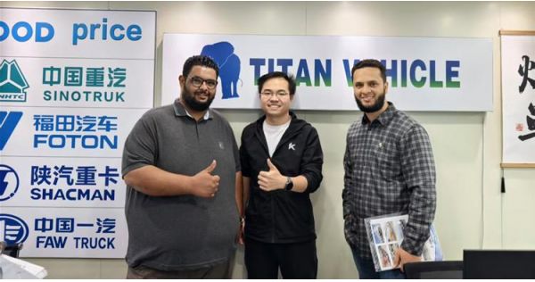 Clientes argelinos visitan TITAN para comprar un remolque de tres ejes con laterales abatibles.