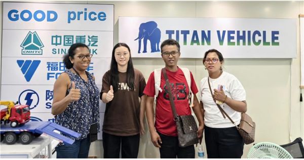 Un cliente de Indonesia visitó TITAN para comprar un semirremolque de plataforma plana de 13 metros.