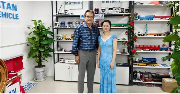 Un cliente de Guyana visita TITAN para ver un camión de plataforma baja de 2 ejes y 50 toneladas.