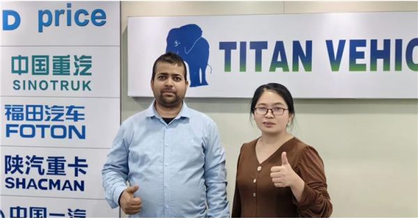 Un cliente de los EAU visitó TITAN para comprar un remolque de plataforma de 4 ejes.