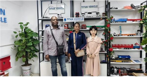 Clientes de Camerún acuden a Titan para comprar un semirremolque volquete de 3 ejes y 60 toneladas.