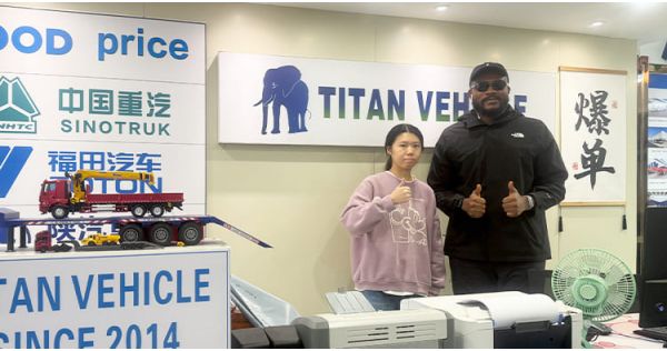 Cliente jamaicano viene a Titan para comprar semi remolque plano de 40 pies