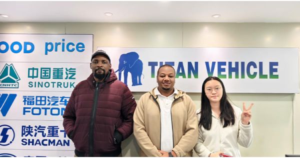 Clientes de Zimbabue visitaron TITAN para adquirir un remolque de laterales abatibles