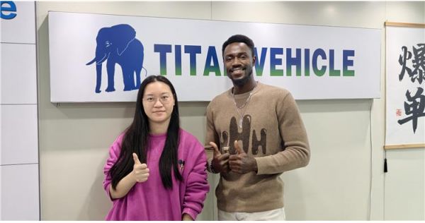 Clientes de Mali visitaron TITAN y compraron un remolque cisterna para petróleo de 40.000 litros