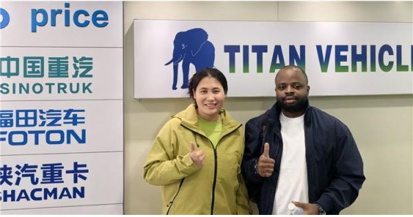 Un cliente de Ghana visitó Titan para solicitar un remolque de cuello de cisne desmontable de 3 ejes.