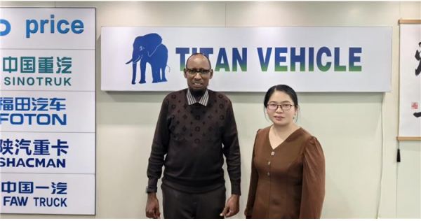 Cliente de Zimbabwe visita TITAN y compra un camión cisterna de cemento de 60 toneladas