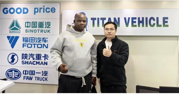 Un cliente ghanés visita TITAN para comprar un remolque de plataforma de 4 ejes.