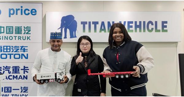 Clientes senegaleses visitan TITAN para comprar remolque de cama plana