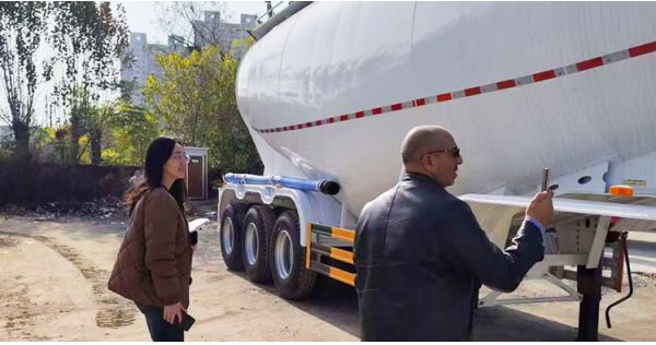 Un cliente senegalés visitó y adquirió un camión cisterna de cemento a granel de 3 ejes.