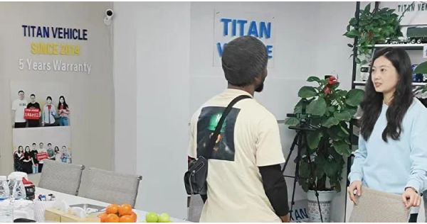 Cliente de Angola visitó TITAN y compró un remolque de cuello de cisne desmontable