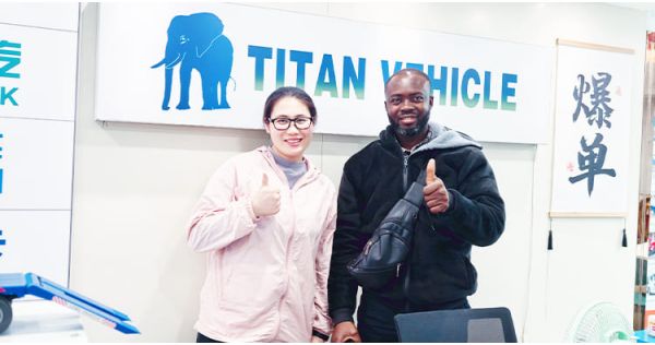 Un cliente de Nigeria acude a Titan para comprar un remolque cisterna de combustible