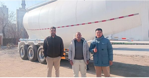 Un cliente de Arabia Saudita vino a visitarnos y comprar un camión cisterna de cemento a granel.