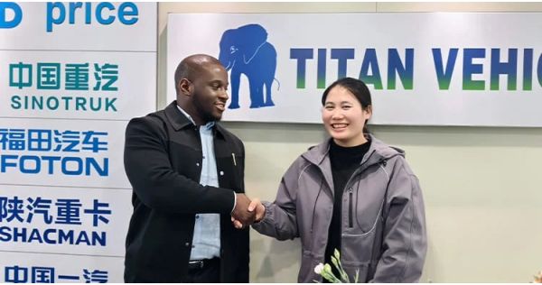 Un cliente del Congo visitó TITAN para comprar un remolque de plataforma.