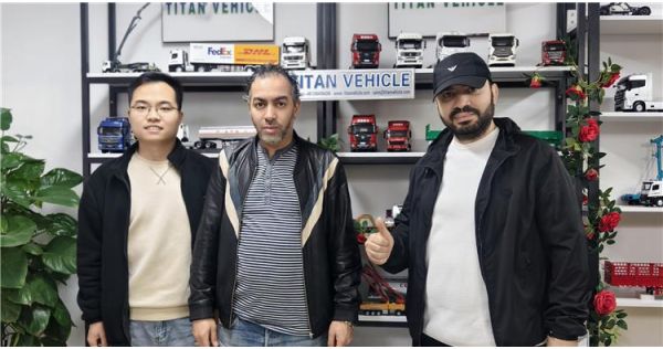 Clientes de Turkmenistán visitan la fábrica de TITAN para comprar un remolque de plataforma baja de 100 toneladas