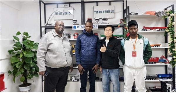 Un cliente de Tanzania visitó TITAN y compró un remolque de plataforma de 2 ejes