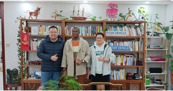 Un cliente de Tanzania visitó TITAN para comprar un semirremolque de carga con vallas.