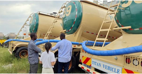 Clientes de Gambia visitan TITAN para adquirir un remolque cisterna de cemento a granel de 4 ejes