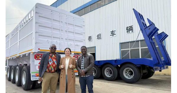 Clientes senegaleses visitan la fábrica de TITAN para comprar un semirremolque para vallas.