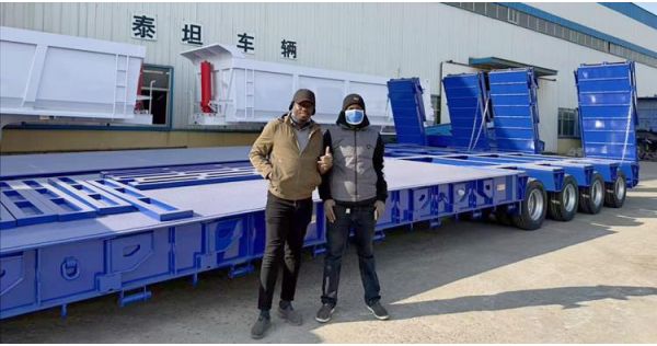 Clientes de Zambia visitan la fábrica de TITAN para comprar un remolque de plataforma baja