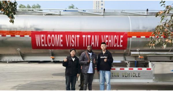 Cliente jamaiquino visita TITAN para comprar un semirremolque cisterna de aluminio