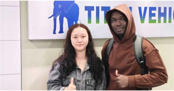 Cliente de Ghana visita TITAN para comprar un semirremolque de plataforma de tres ejes
