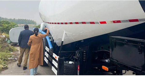 Clientes de Tanzania visitaron y compraron camiones cisterna para cemento a granel