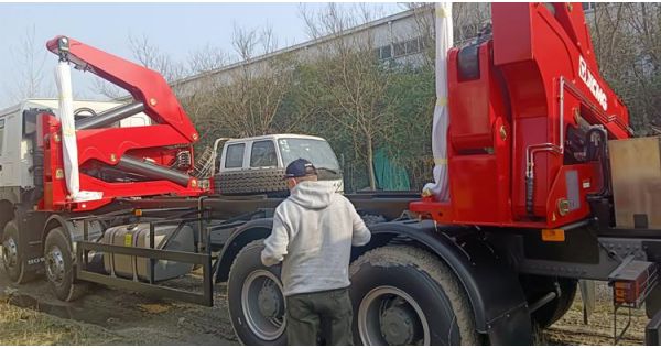 Un cliente chileno visita TITAN para comprar un camión de carga lateral.