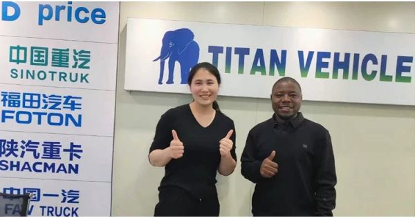 Un cliente ghanés visita TITAN para comprar un remolque de plataforma baja desmontable de 80 toneladas.