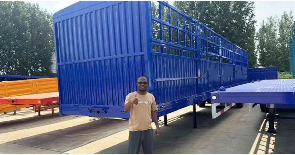 Cliente de Zimbabue visita TITAN para comprar un remolque de carga con valla.