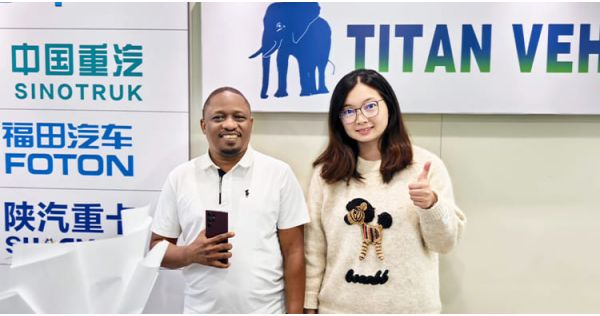 Clientes del Congo visitaron TITAN y compraron un remolque de plataforma plana.