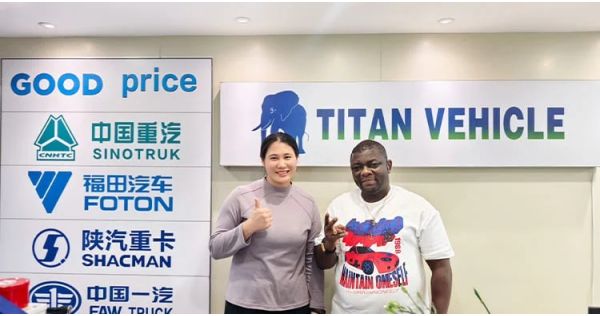 Un cliente senegalés visitó la tienda y compró un camión con remolque de plataforma baja.