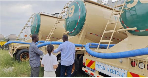Un cliente de Zimbabue visitó Titan para inspeccionar y comprar remolques cisterna de cemento de 4 ejes.